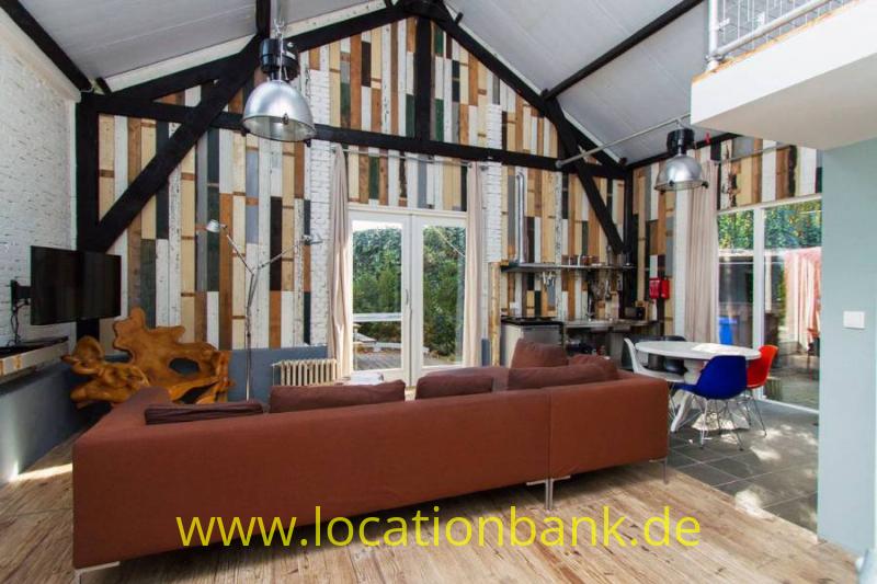 Wohnzimmer mit high ceiling