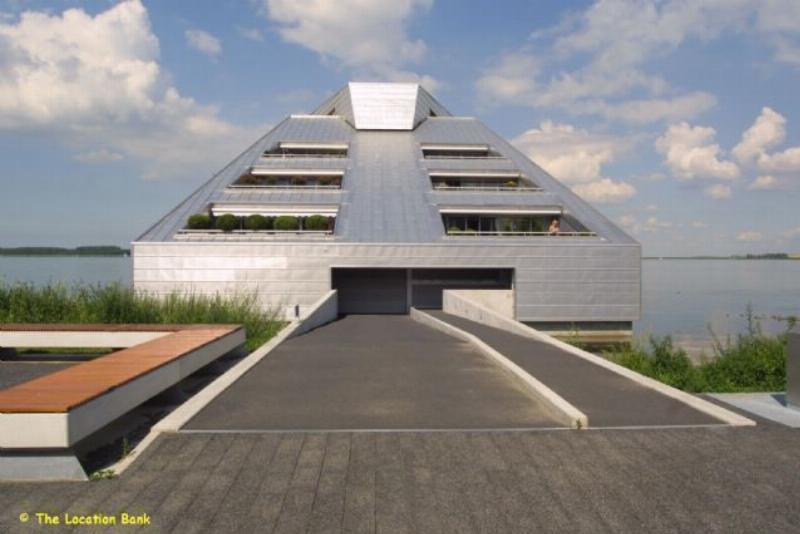Moderne High tech villa oder house on the waterfront modern architecture