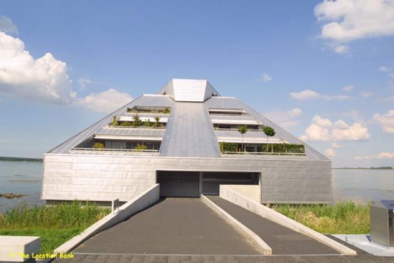 Moderne Hichtec Villa / house on the waterfront
