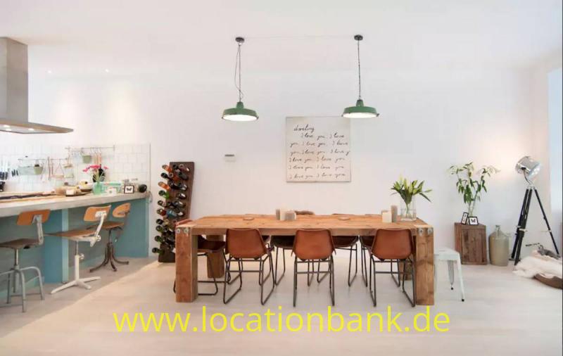 gro&szlig;es Wohnzimmer mit dining table und offene K&uuml;che