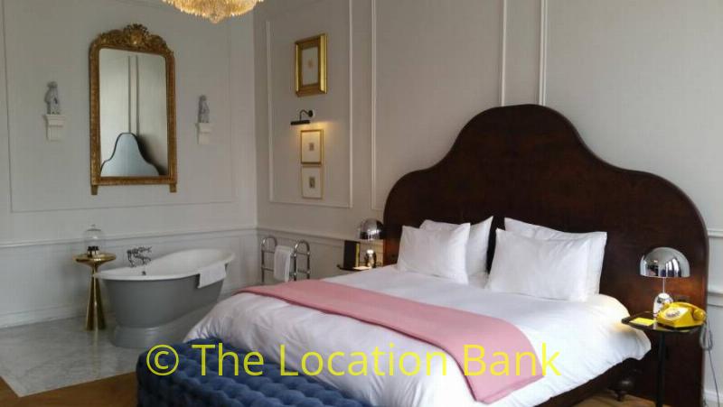 Hotel Zimmer mit Badewanne im Raum