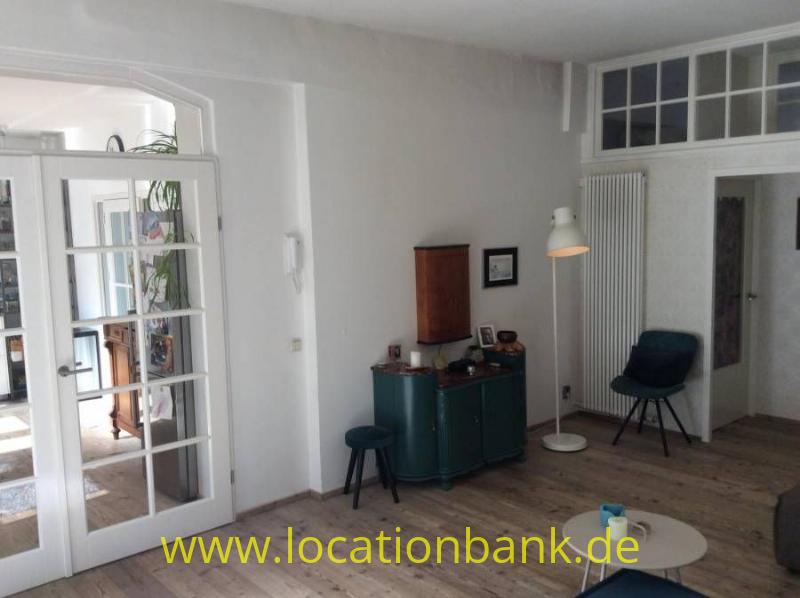 Wohnzimmer mit Holzboden