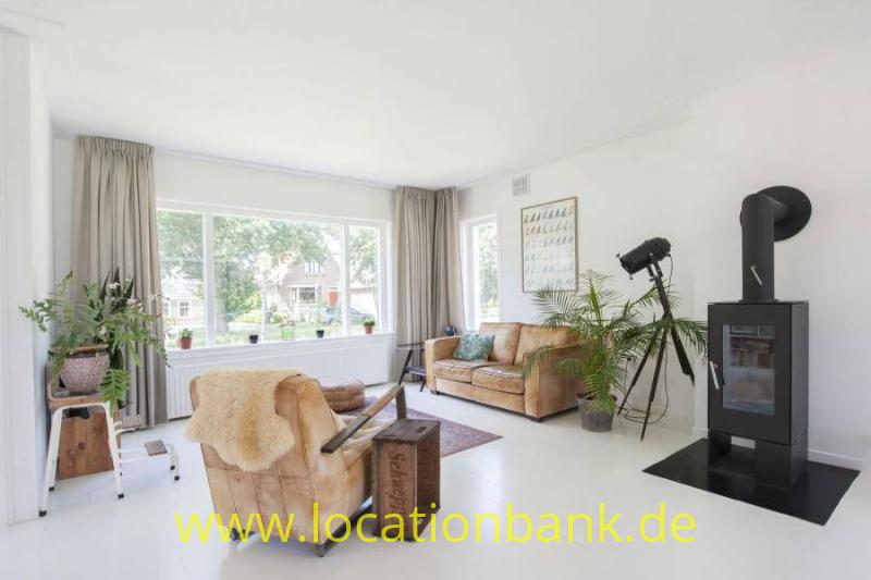 Wohnzimmer mit Weise Boden