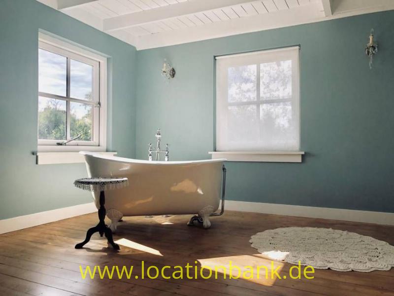 Grosses Badezimmer mit Badewanne