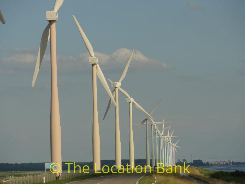 Stra&szlig;e mit Windm&uuml;hles