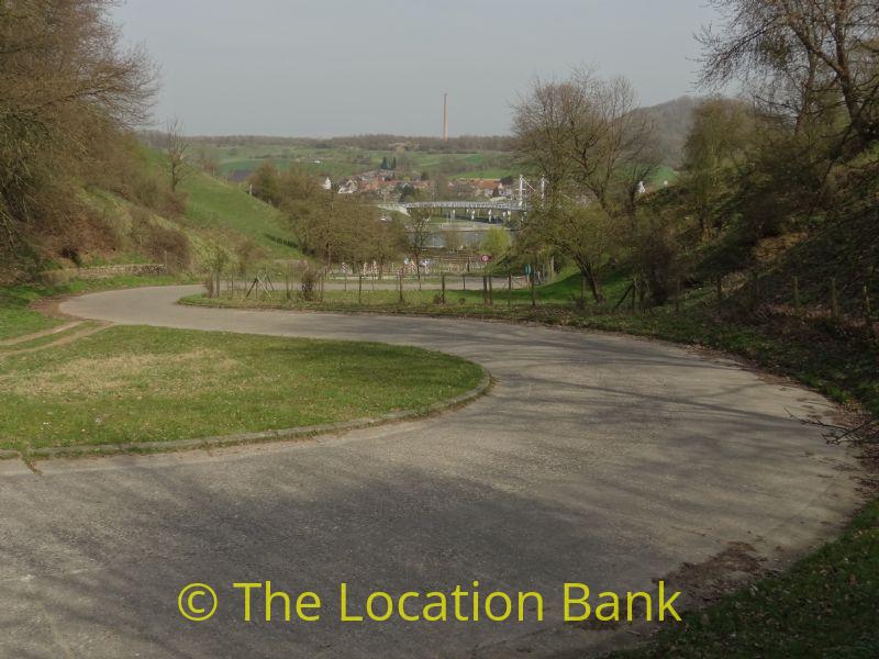 windy curved bend Straße hillside