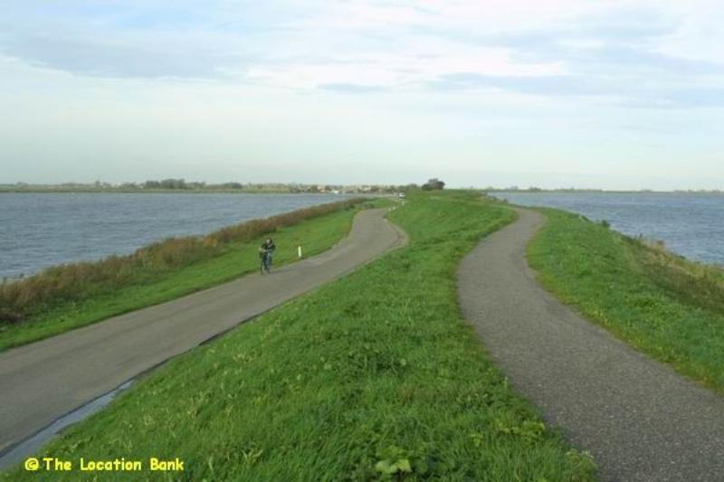 Rural Stra&szlig;e next to a dyke und water