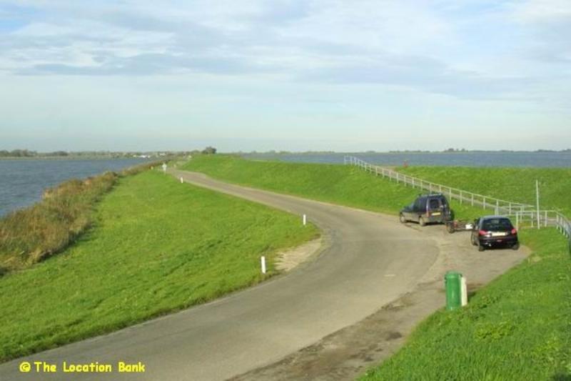 Rural Stra&szlig;e next to a dyke und water