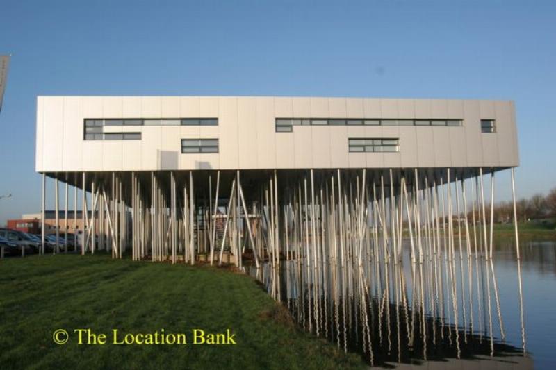 Moderne Alluminum building on stelts modern architecture