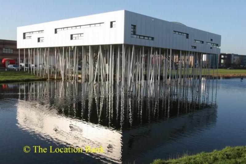 Moderne Alluminum building on stelts modern architecture