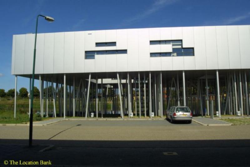Moderne Alluminum building on stelts