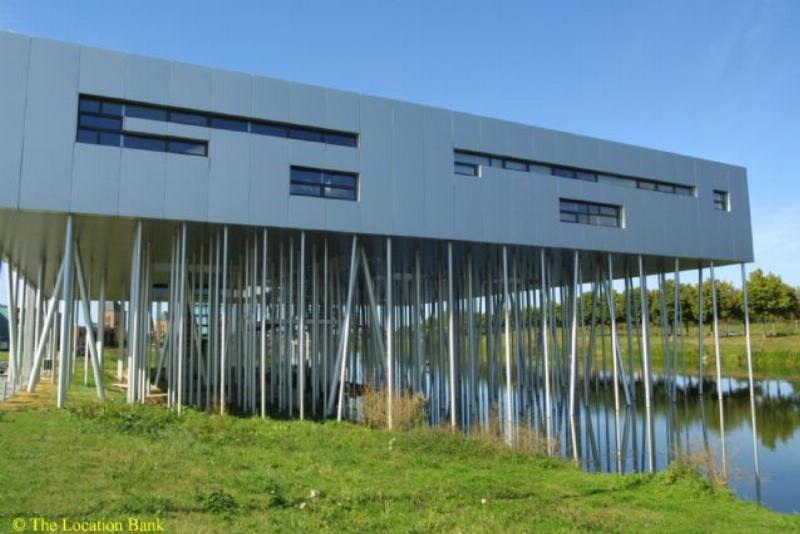 Moderne Alluminum building on stelts