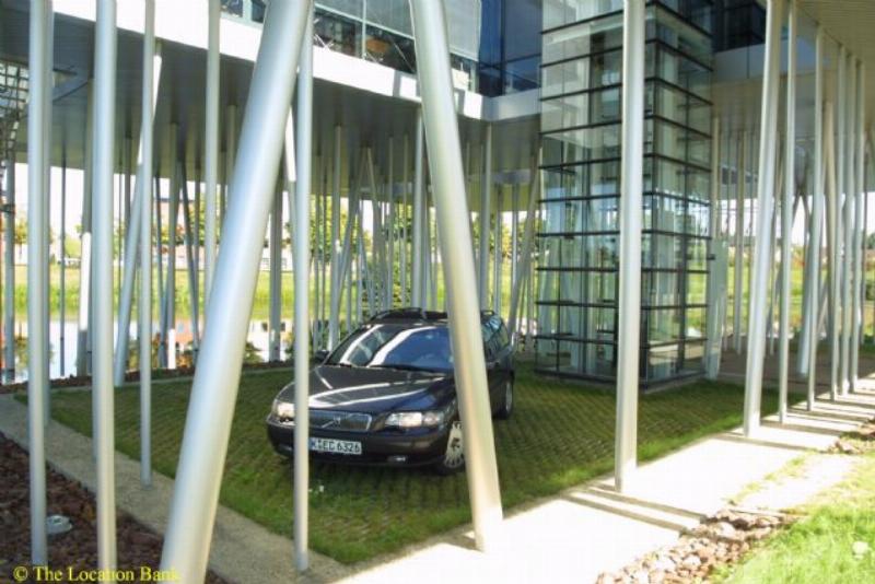 Moderne Alluminum building on stelts