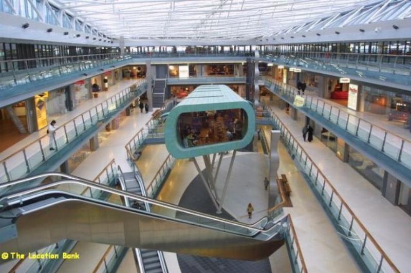 Moderne shopping mall Treppe escalator