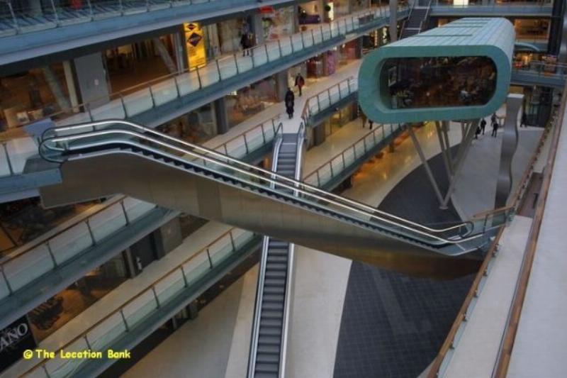 Moderne shopping mall mit Treppe escalator