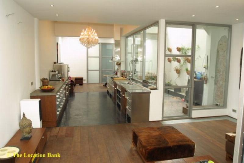Dachboden mit a lot of glas & steel