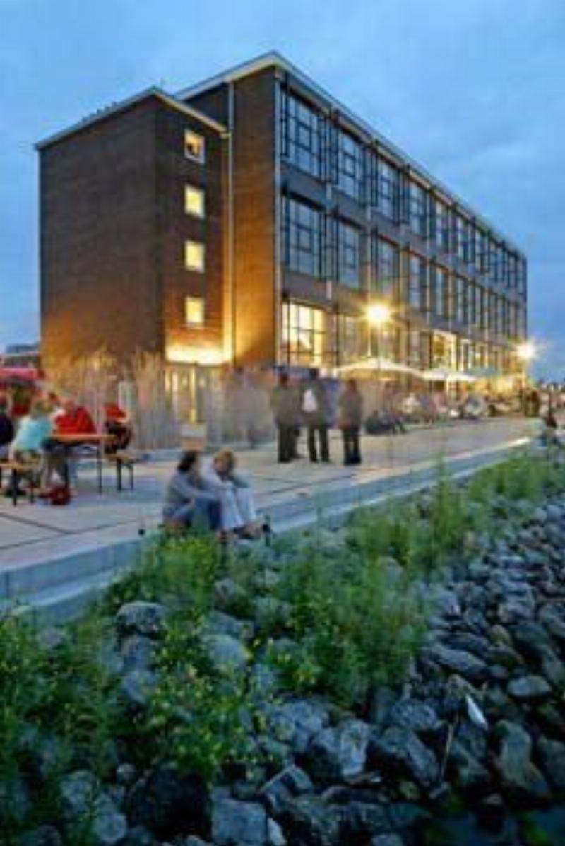 Moderne restaurant overlooking the harbour