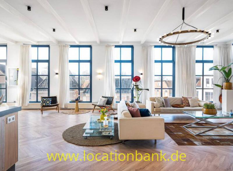 geräumige Wohnzimmer