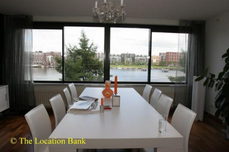dining mit view over water