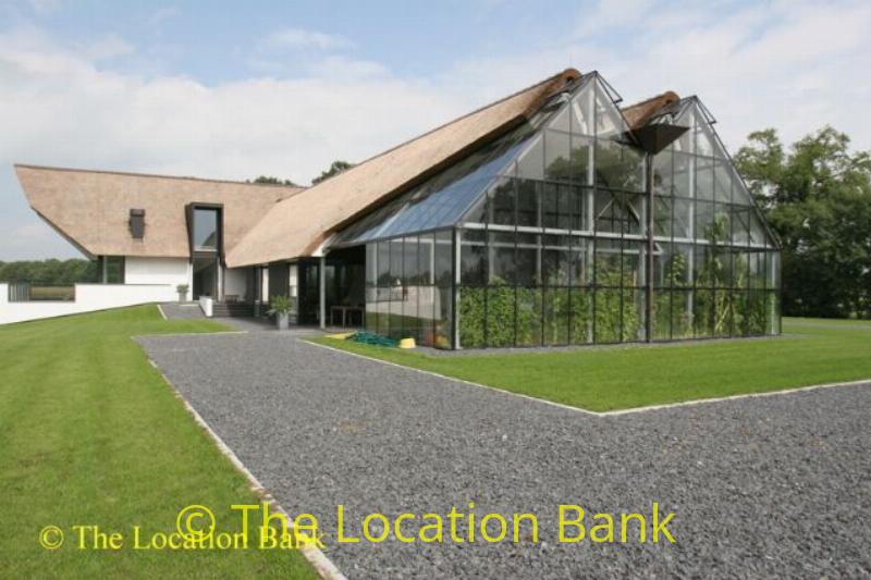 Moderne villa mit greenhouse oder Gewächshaus