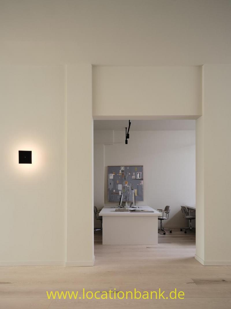 Schöner Blick in einen minimalistischen Büroraum