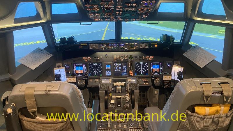 Flugzeugcockpit mit zwei Sitzen, Instrumententafeln und einer durch die Frontscheibe sichtbaren Startbahn.