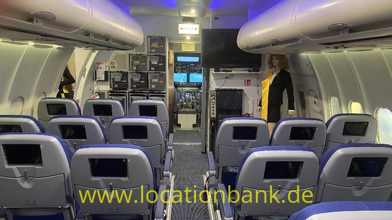 Flugzeugkabine mit Reihen blauer Passagiersitze