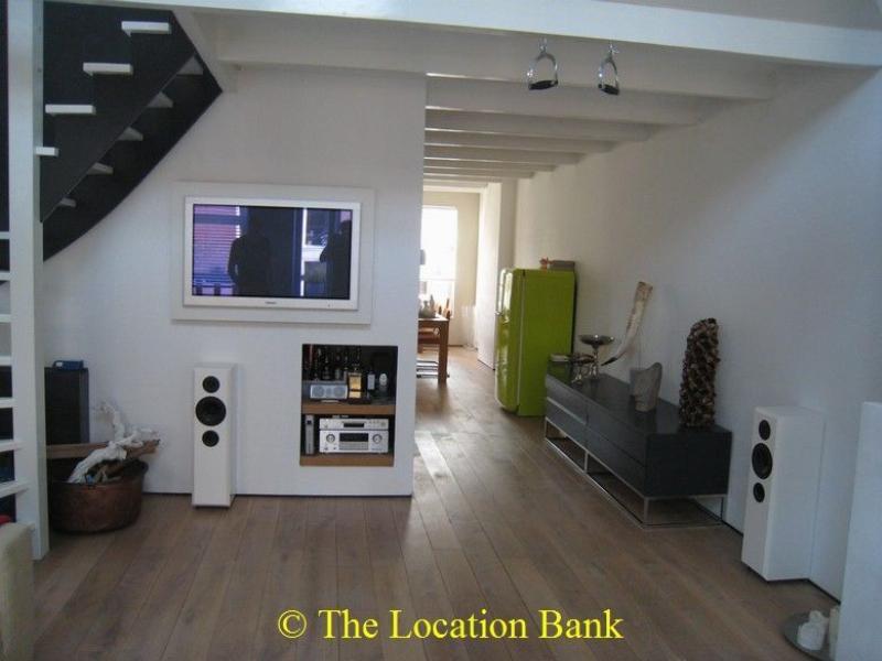 Moderne Wohnzimmer mit high ceiling