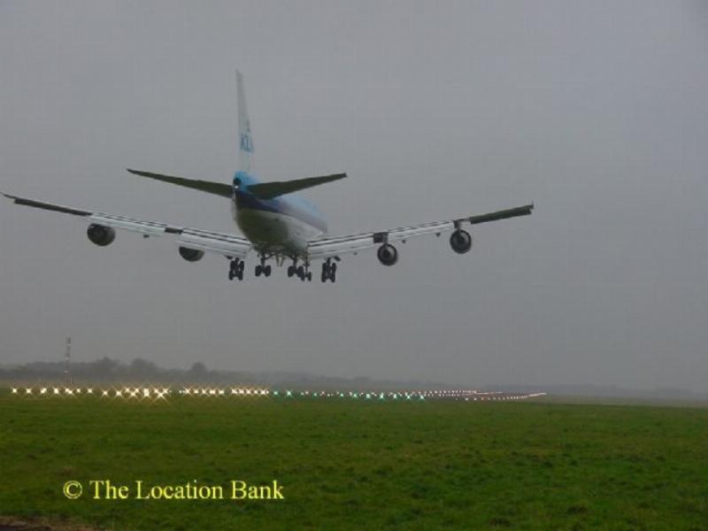 Flughafen With runway und air traffic control Tower