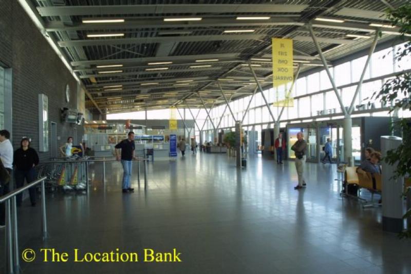 Flughafen With runway und air traffic control Tower