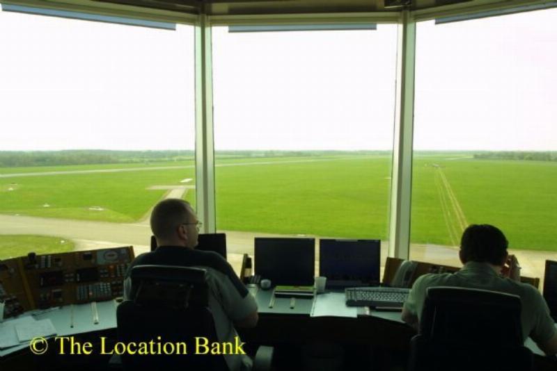 Flughafen With runway und air traffic control Tower