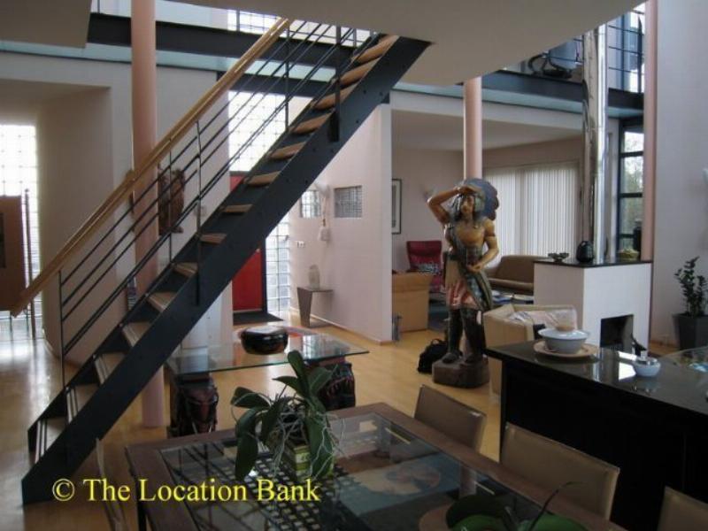 Moderne Villa Wohnzimmer mit Treppe