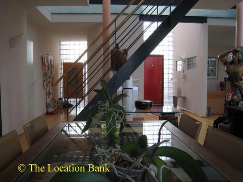 Moderne Villa Wohnzimmer mit Treppe