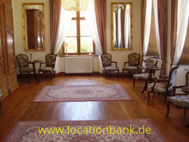 Big saloon mit Holzboden