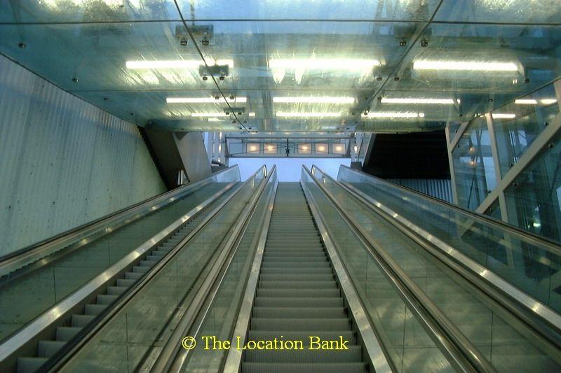 Moderne building mit escalator