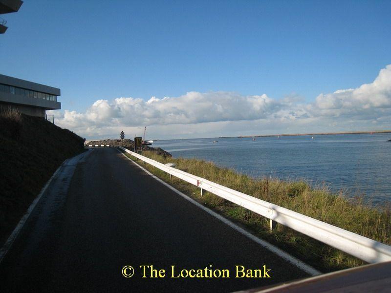 Stra&szlig;e along the sea
