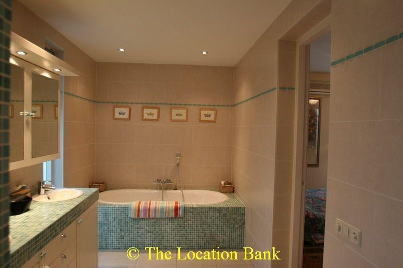 Badezimmer mit Badewanne