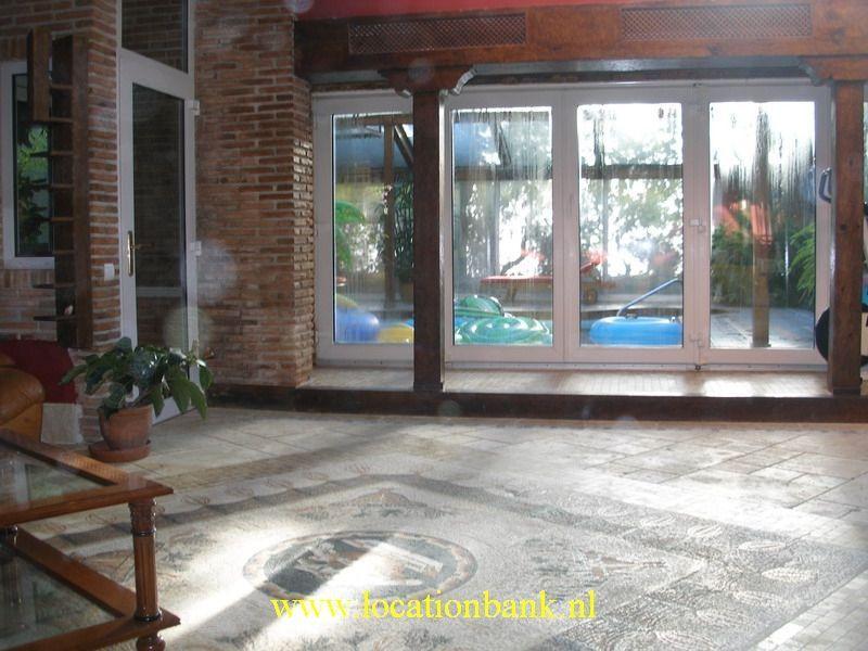 Saloon mit inner pool