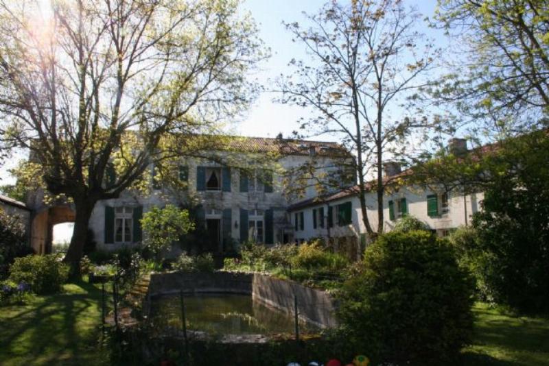 the 'cour' mit main house und g�tes on right