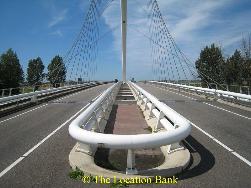 Stra&szlig;e over a modern Br&uuml;cke
