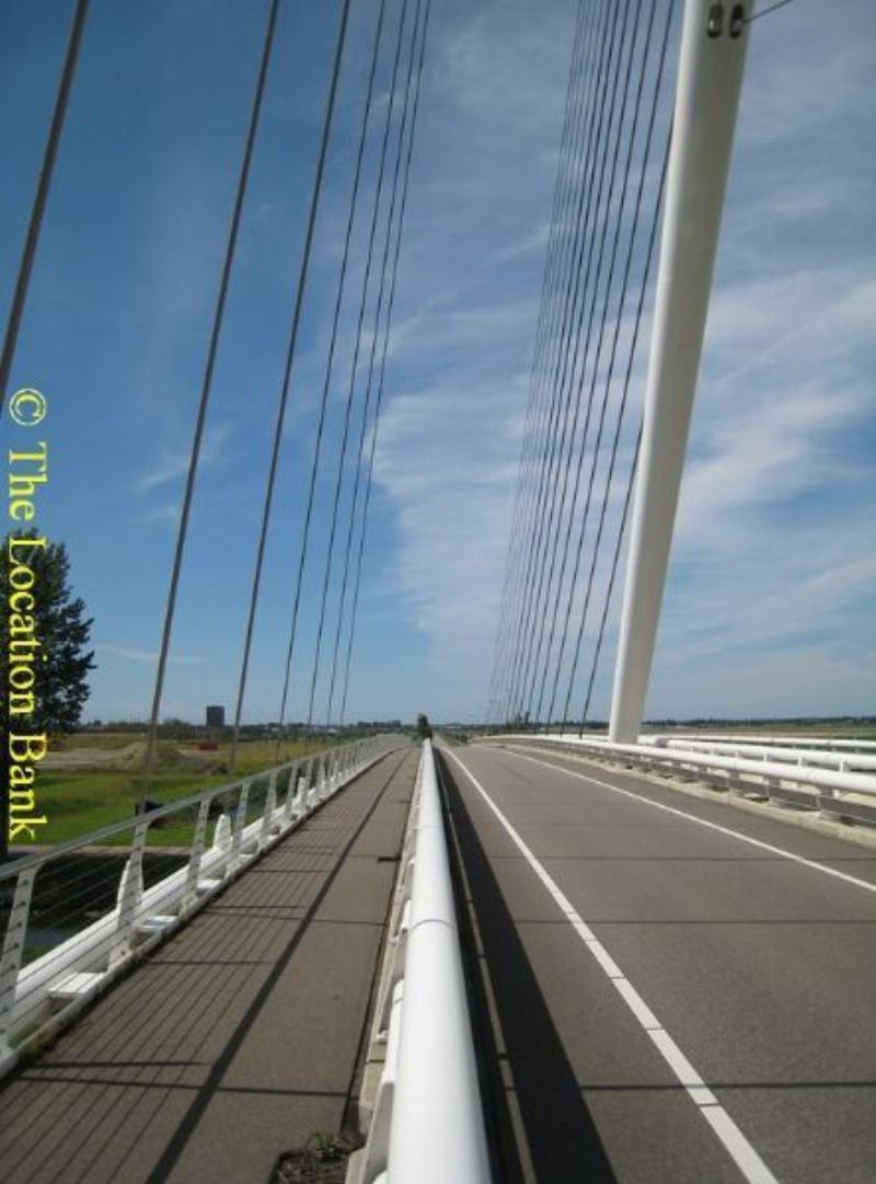 Stra&szlig;e over a modern Br&uuml;cke