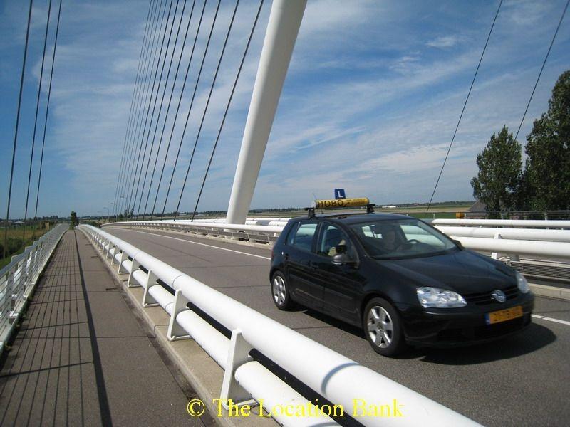 Stra&szlig;e over a modern Br&uuml;cke