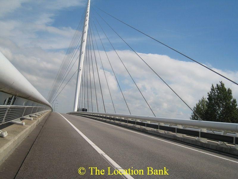 Stra&szlig;e over a modern Br&uuml;cke