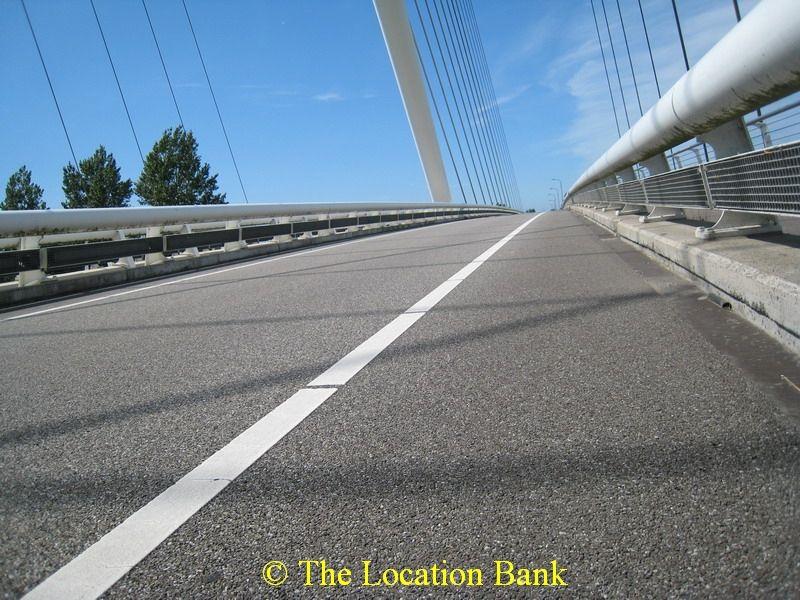 Stra&szlig;e over a modern Br&uuml;cke