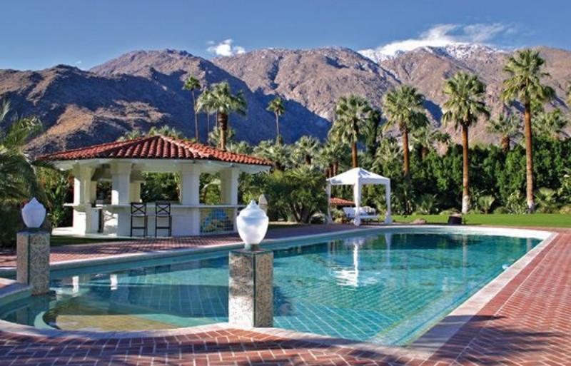 Back yard mit private pool