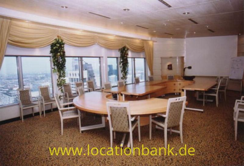 BoardZimmer mit a beautifull view over a city Skyline