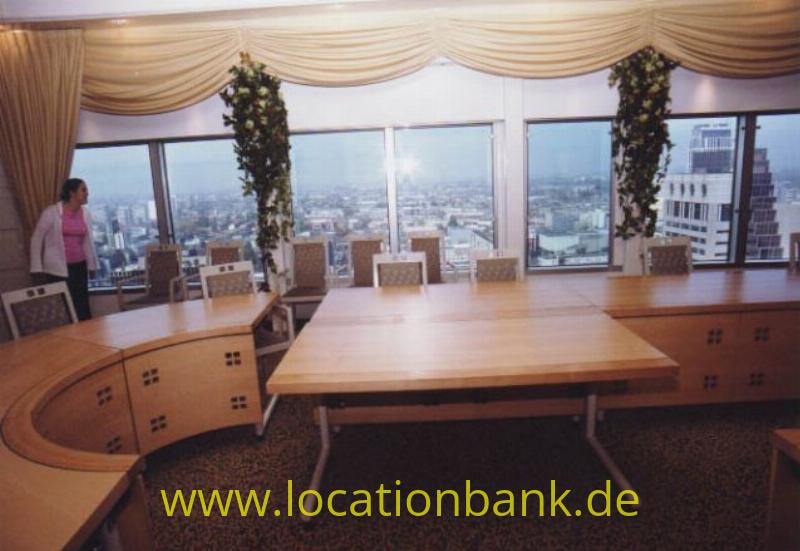 BoardZimmer mit a beautifull view over a city Skyline