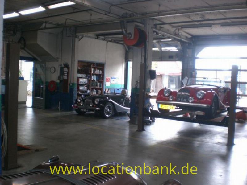 garage mit oldtimers