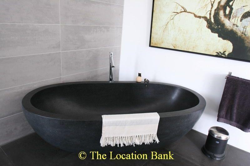 black bath tub