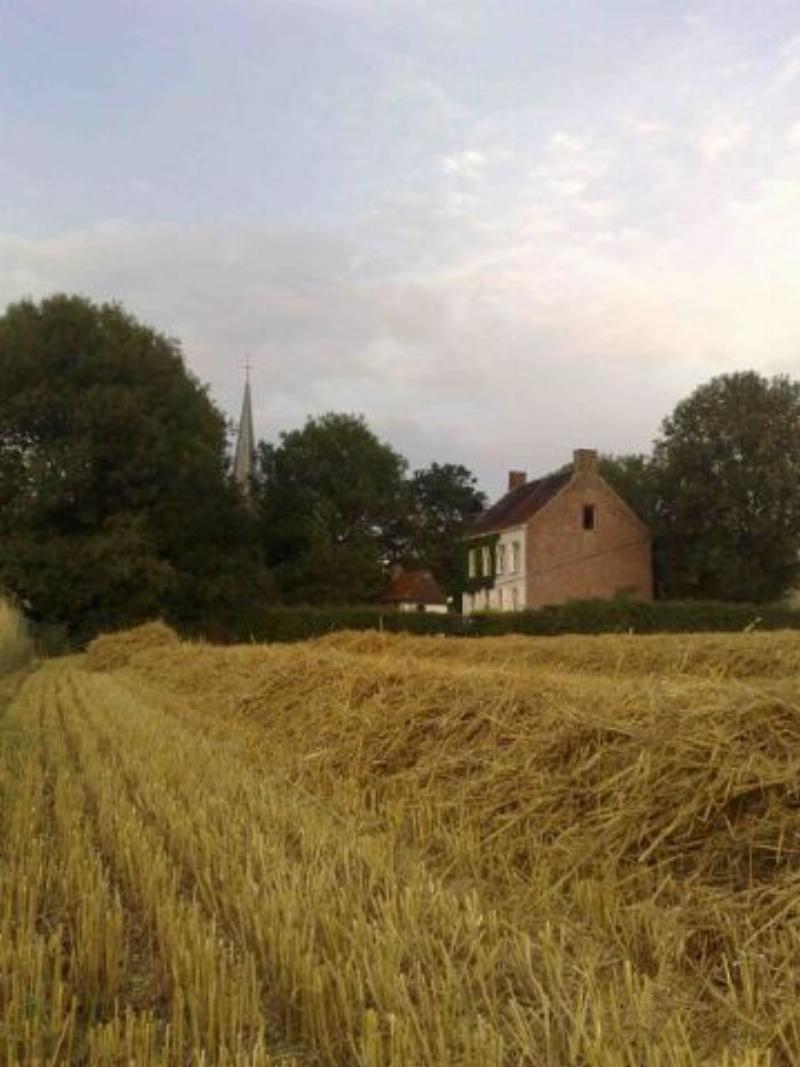 zicht op achtergevel en dorp